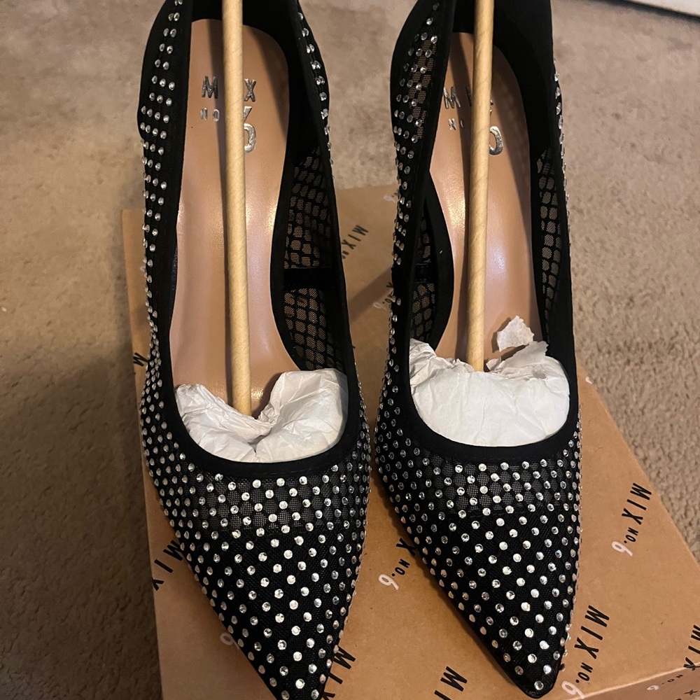 Women’s Shoe - Picture 2 of 5